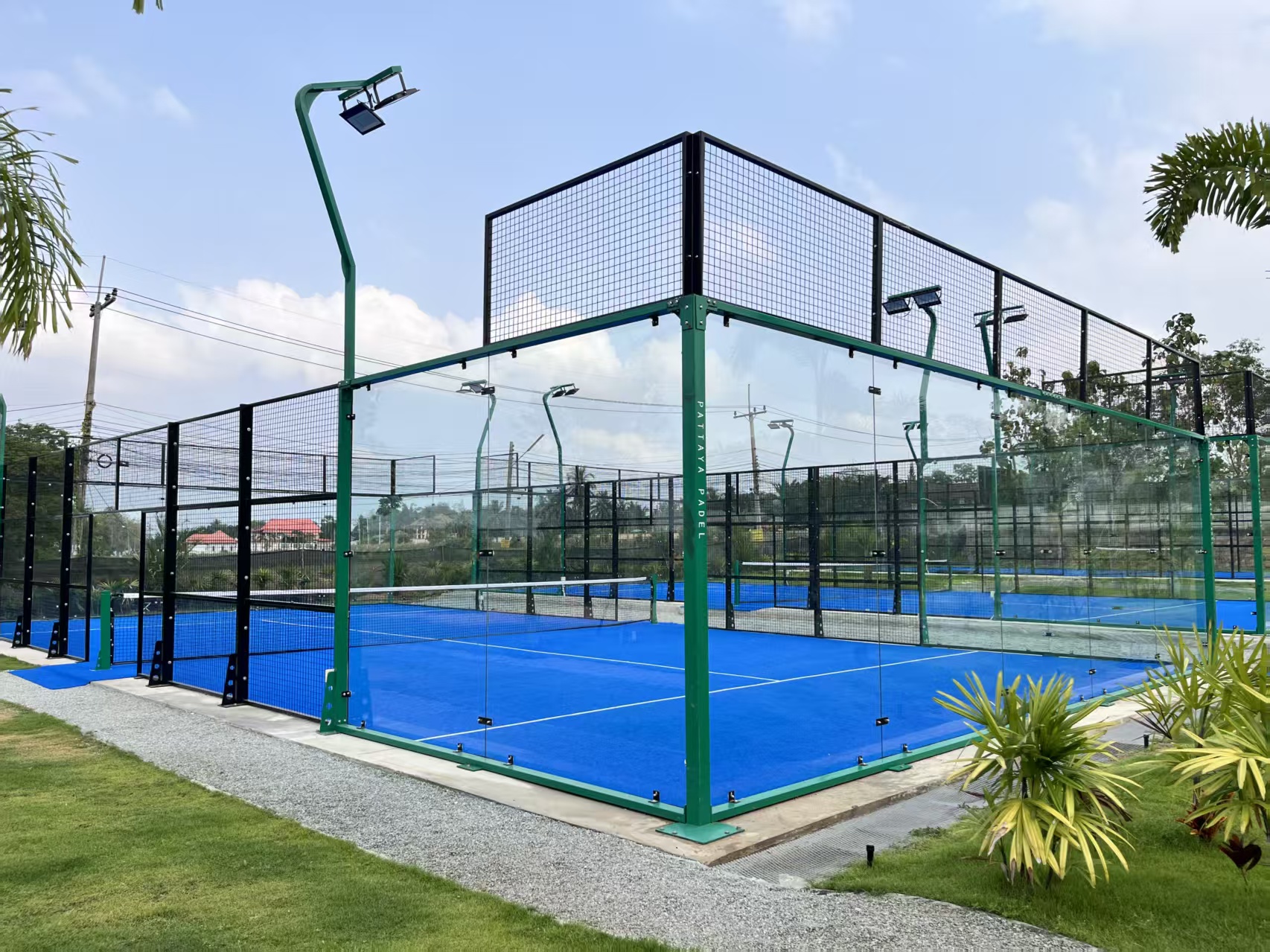 Outdoor Padel Court in Blau und mit LED Licht