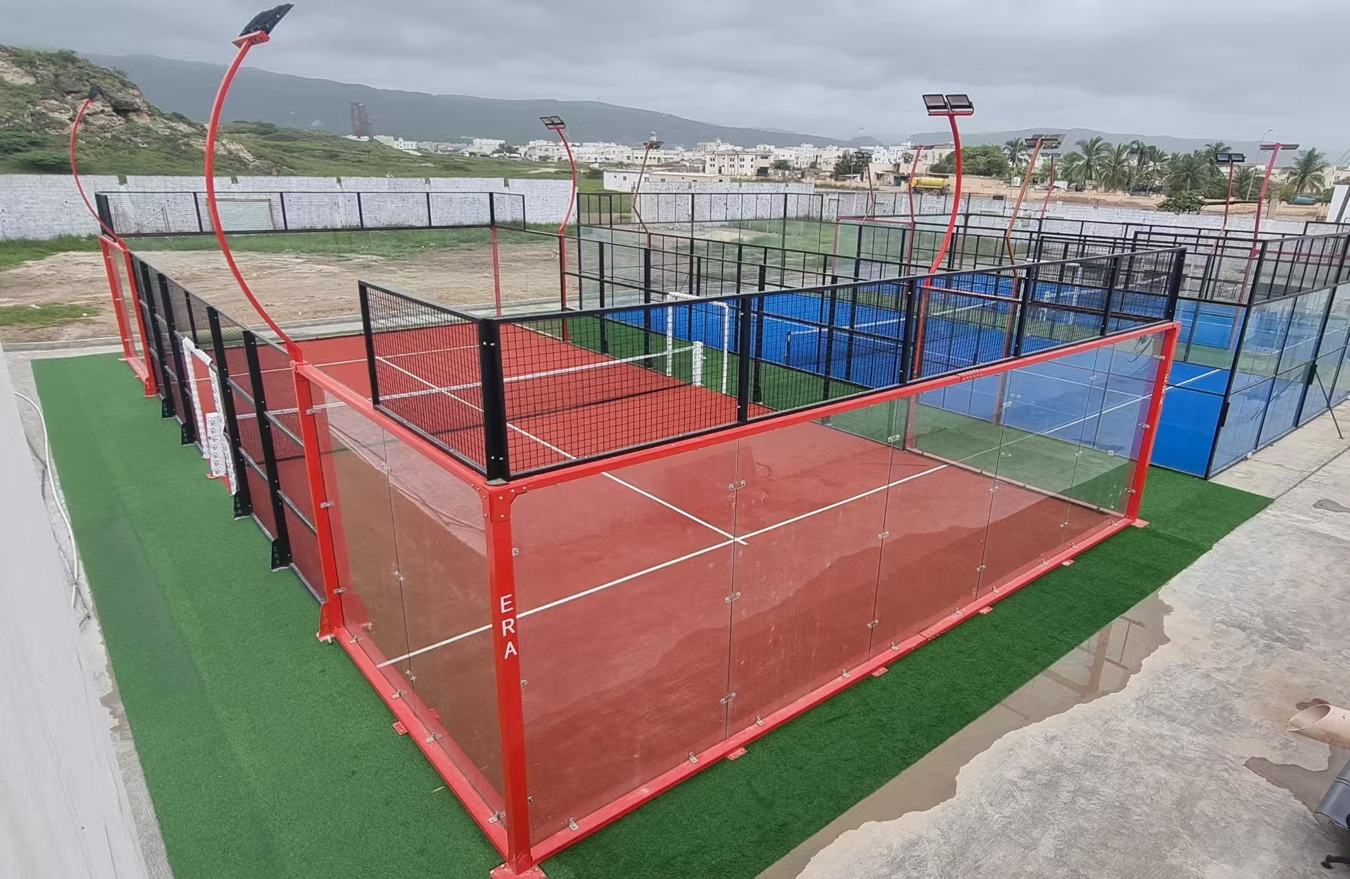 Outdoor Padel Court in Rot und Padel Court in Blau